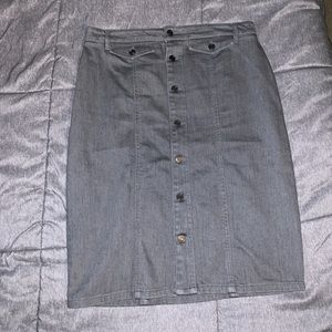 Banana Republic Size 8 Grey Jean Skirt
